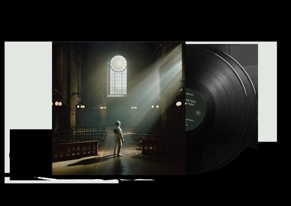 Un disque vinyle et sa pochette avec une lumière vive brillant sur un astronaute dans une église.