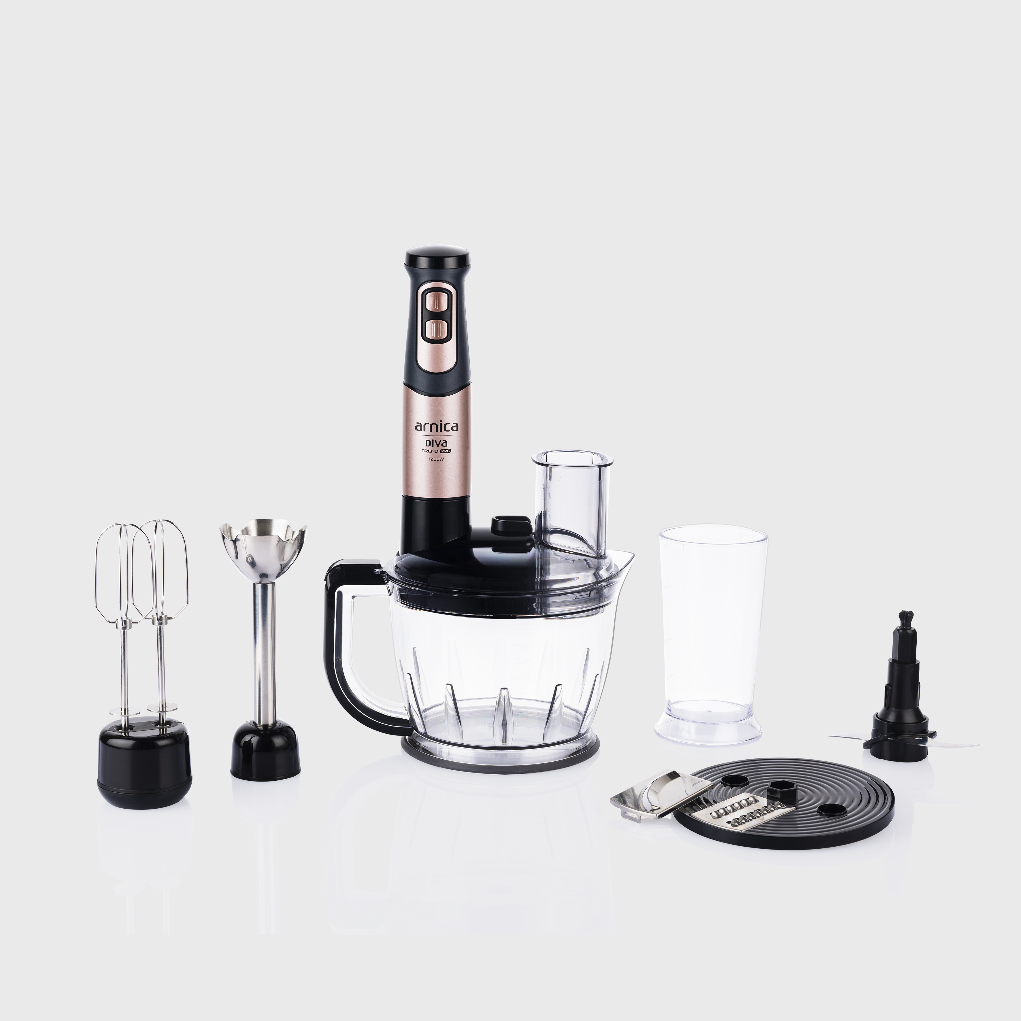 El blenderi ve çeşitli ekleri. Çırpıcı, doğrayıcı ve diğer aksesuarları içerir.