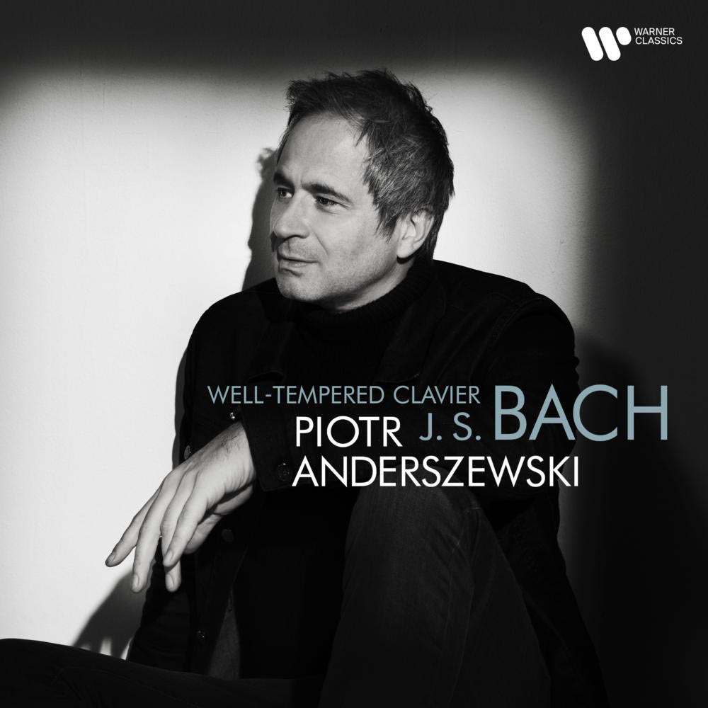 Mann in schwarzem Hemd, der nach links schaut. Der Text lautet 'Wohltemperiertes Klavier' und 'Piotr J.S. Bach'.