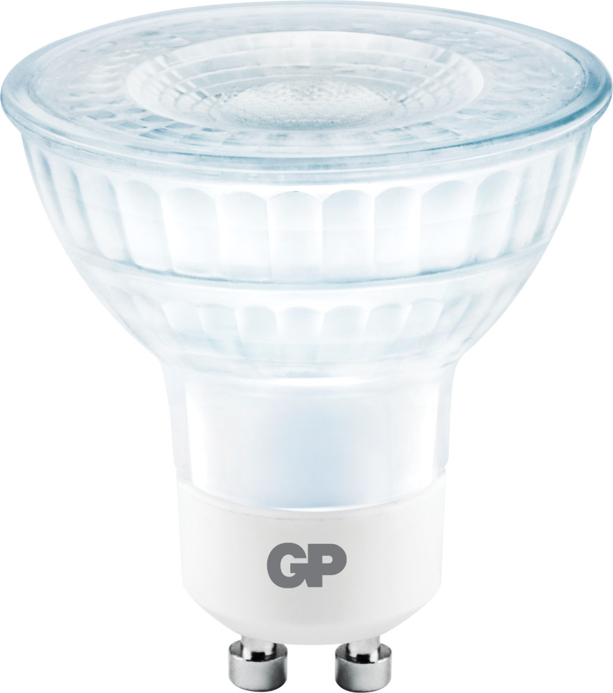 Een GU10 LED-lamp. Hij is wit met een helderglazen voorkant. De merknaam is zichtbaar op de bodem.