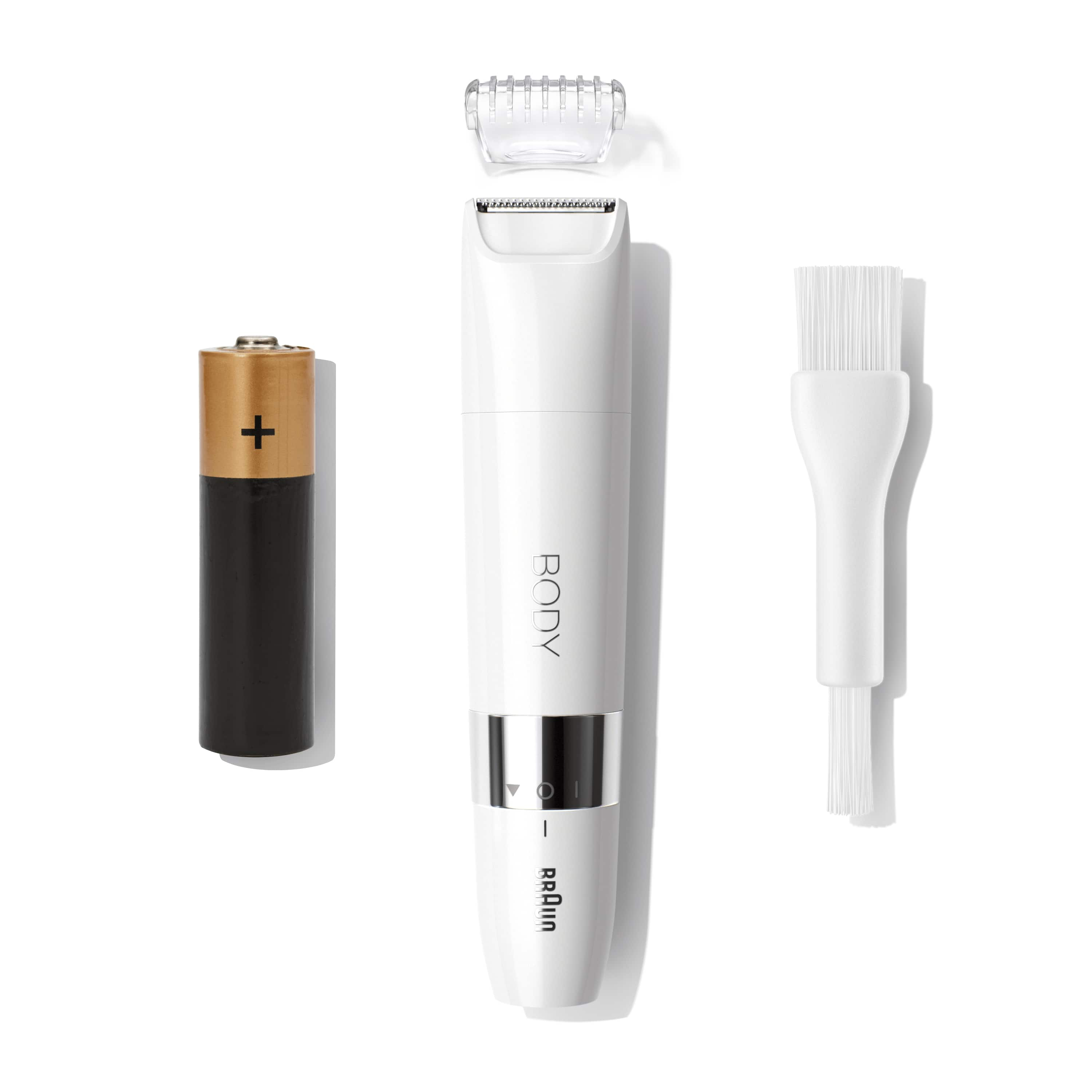 Weißer Braun Body Trimmer mit Batterie, Bürste und Rasierkopf, angeordnet auf weißem Hintergrund.