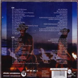Rückseite einer CD mit Text und Bildern, mit Menschen am Lagerfeuer.
