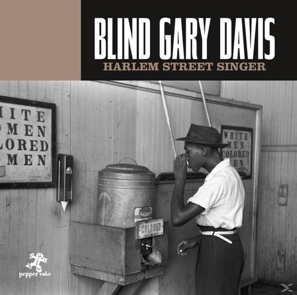 Albumcover: Blind Gary Davis, ein Schwarzer Mann, trinkt aus einem Brunnen mit Schild 'Colored Men'.