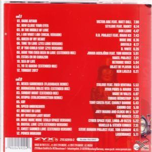 Albumcover mit Trackliste. Roter Hintergrund mit weißem Text. Enthält zwei Titellisten.