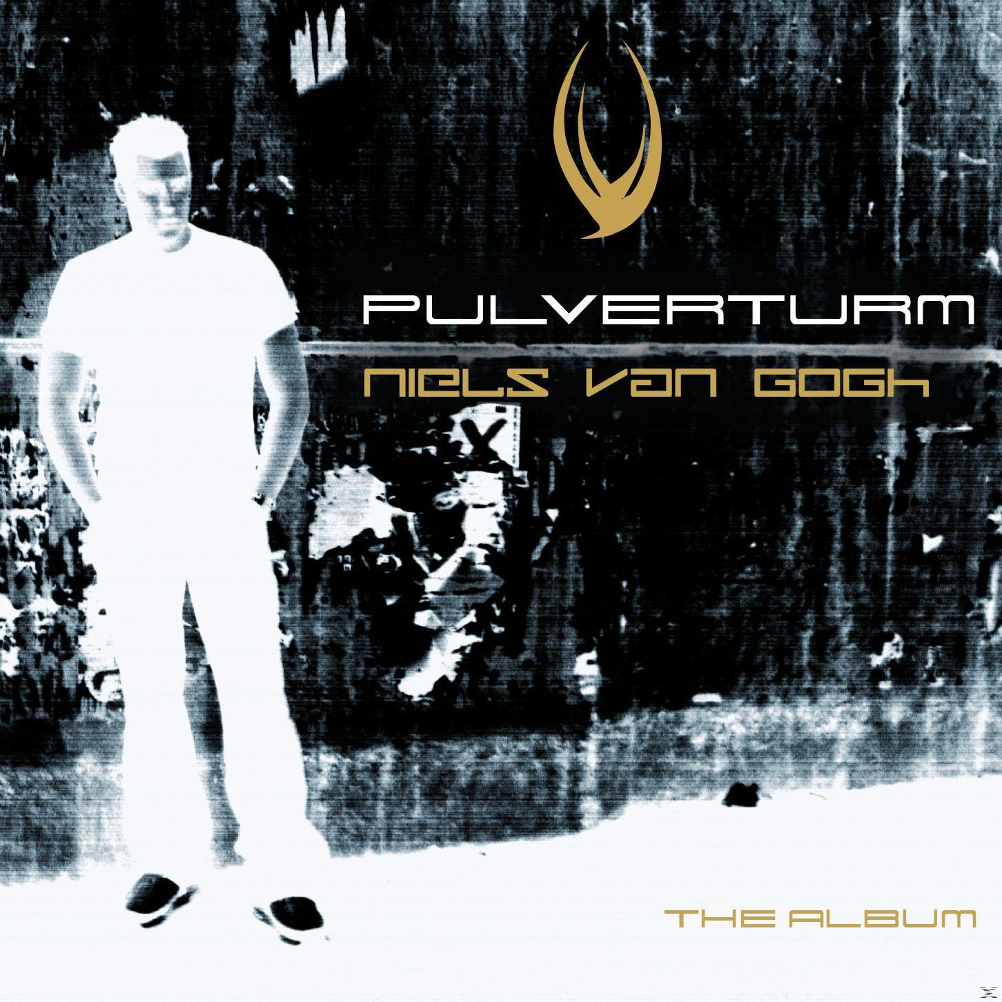 Albumcover: Mann in Weiß, Schwarz-Weiß-Hintergrund, Text in Weiß und Gold.
