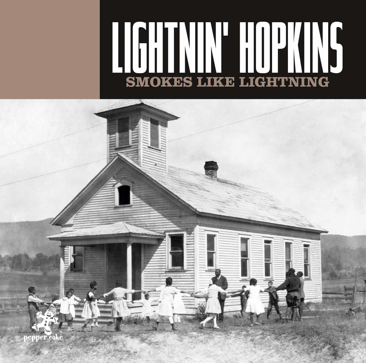 Schwarz-Weiß-Foto. Kinder tanzen vor einer Kirche. Der Titel lautet "Lightnin' Hopkins".