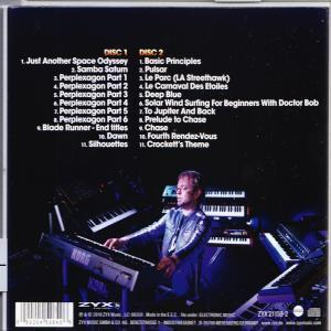CD-Rückseite mit Trackliste, ein Mann sitzt an Keyboards. Die CD hat zwei Discs mit Titeln und das ZYX-Logo unten.