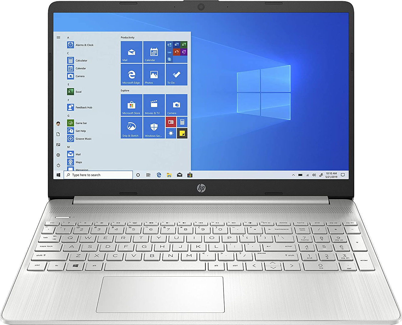 Egy ezüst laptop nyitva, fekete felületen.