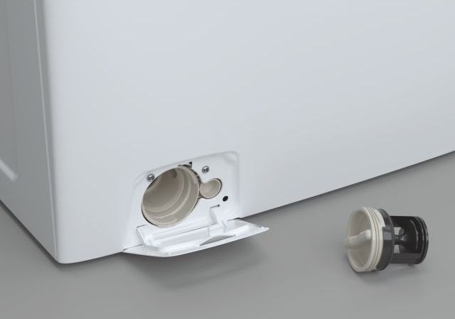 Porta di accesso al filtro della lavatrice aperta, filtro rimosso.