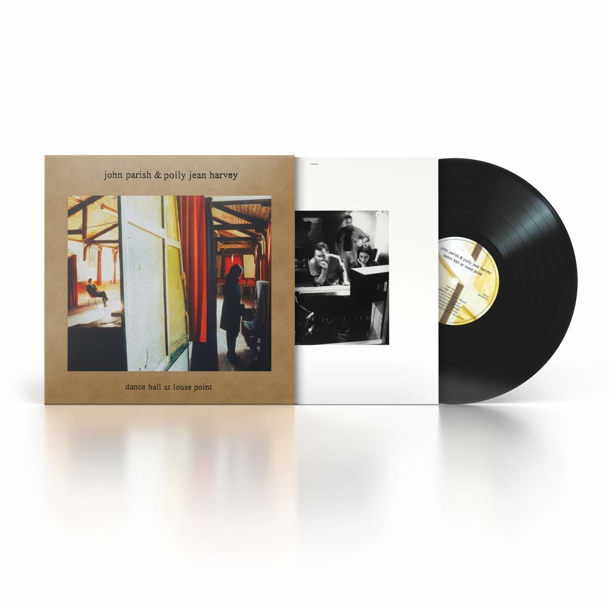 Schallplatte und Albumcover. Das Cover hat ein Foto und Text. Weißer Hintergrund.