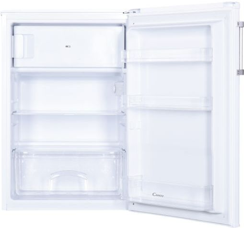 Réfrigérateur Candy blanc. Porte ouverte, révélant étagères et tiroirs. Vide à l'intérieur.