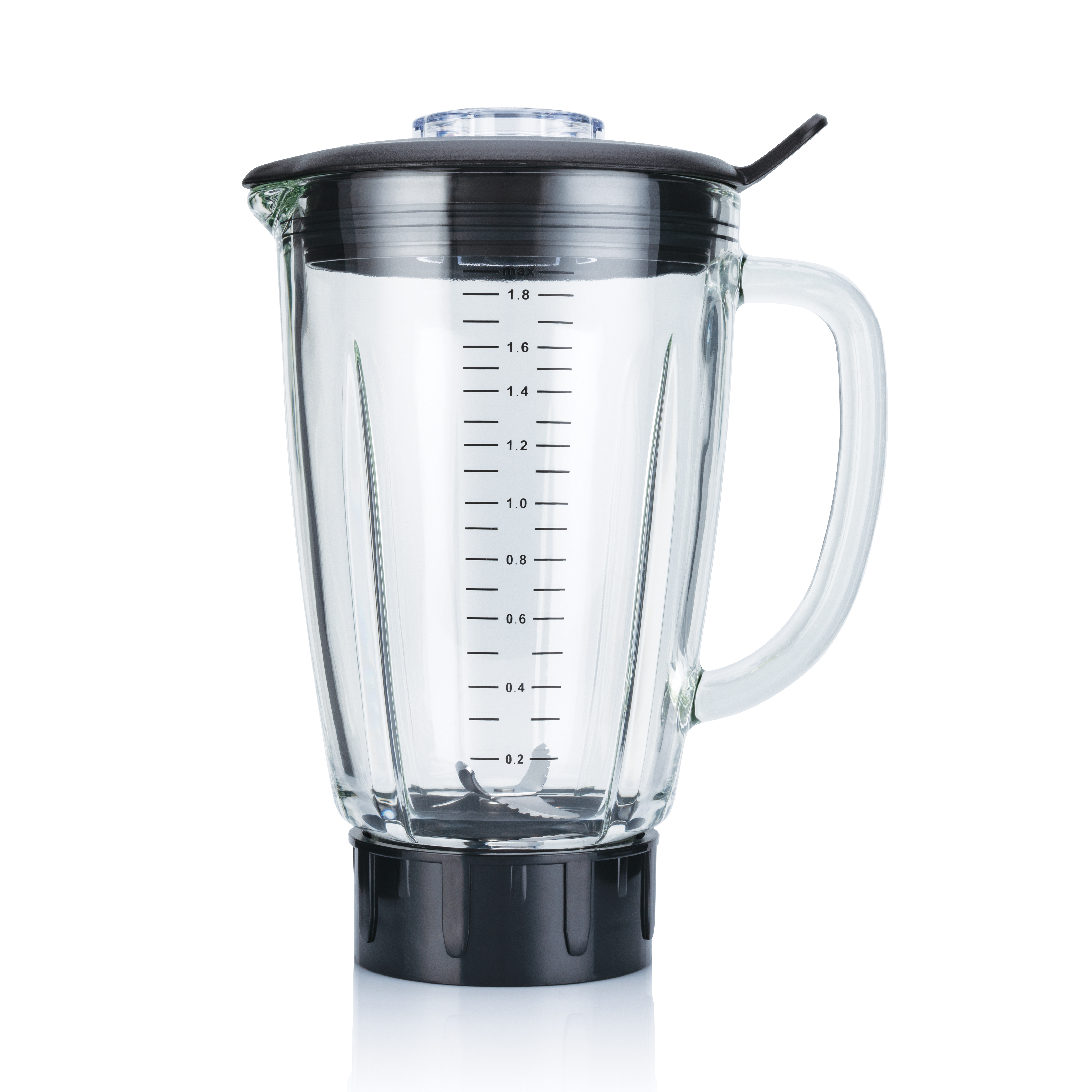 Ein klarer Glas-Mixerbehälter mit schwarzem Deckel und Griff.