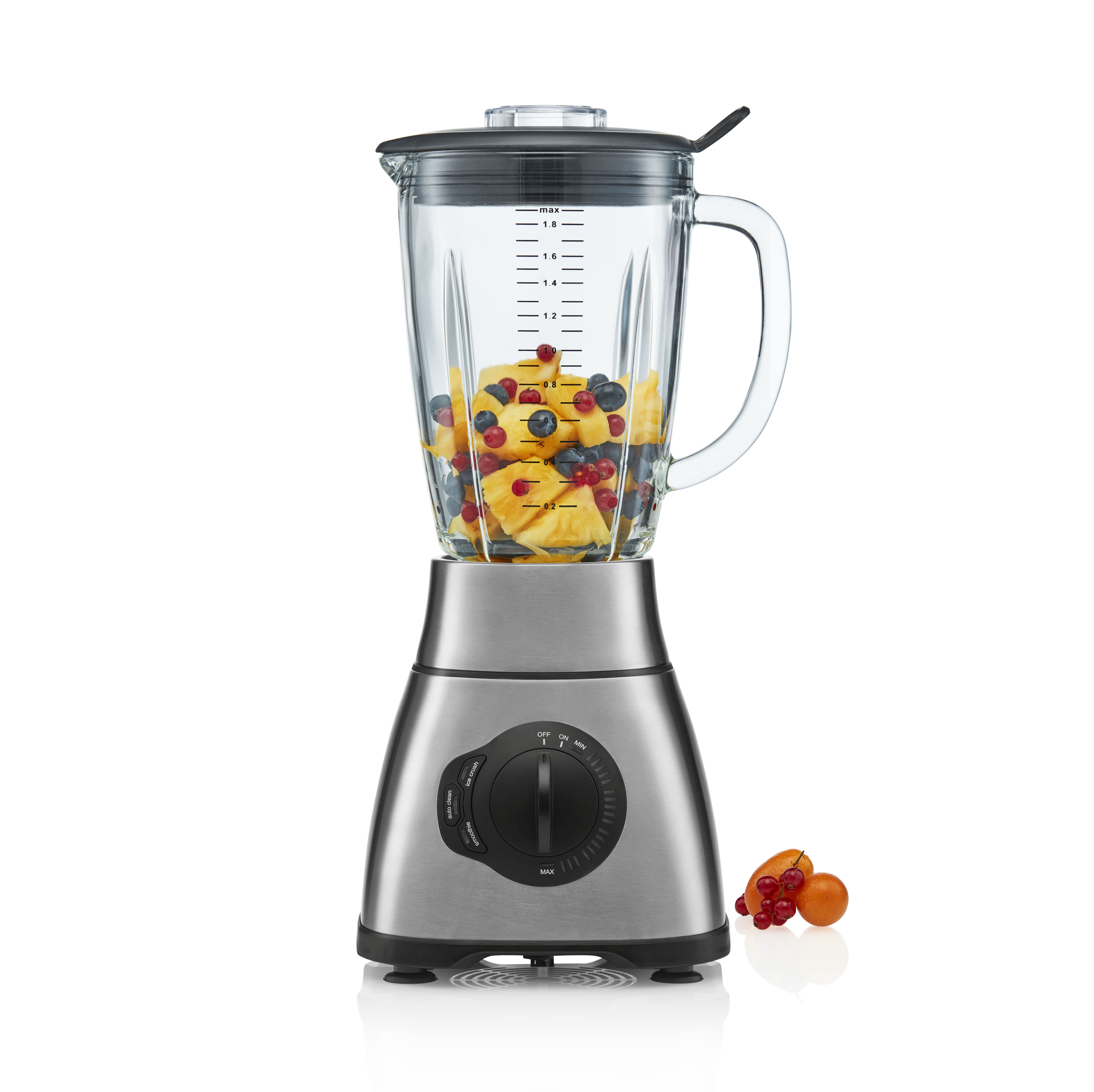 Mixer mit Früchten gefüllt. Silberner Sockel, Glasbehälter und schwarzer Deckel. Weißer Hintergrund.