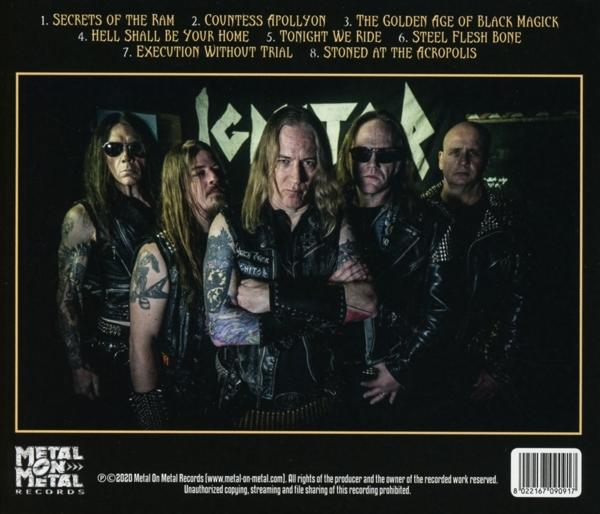 Bandfoto mit fünf Männern in dunkler Umgebung, Rückseite einer CD-Hülle.