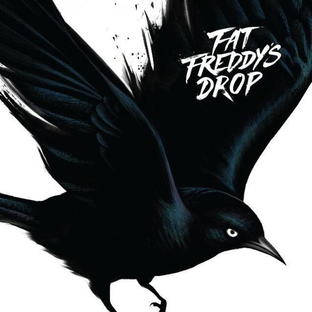 Albumcover mit einem schwarzen Vogel im Flug. Text: FAT FREDDY'S DROP. Weiß auf schwarzem Hintergrund.