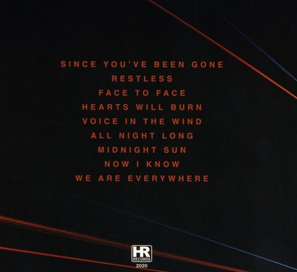 Rückseite eines schwarzen Albums mit Text und orangen Linien.