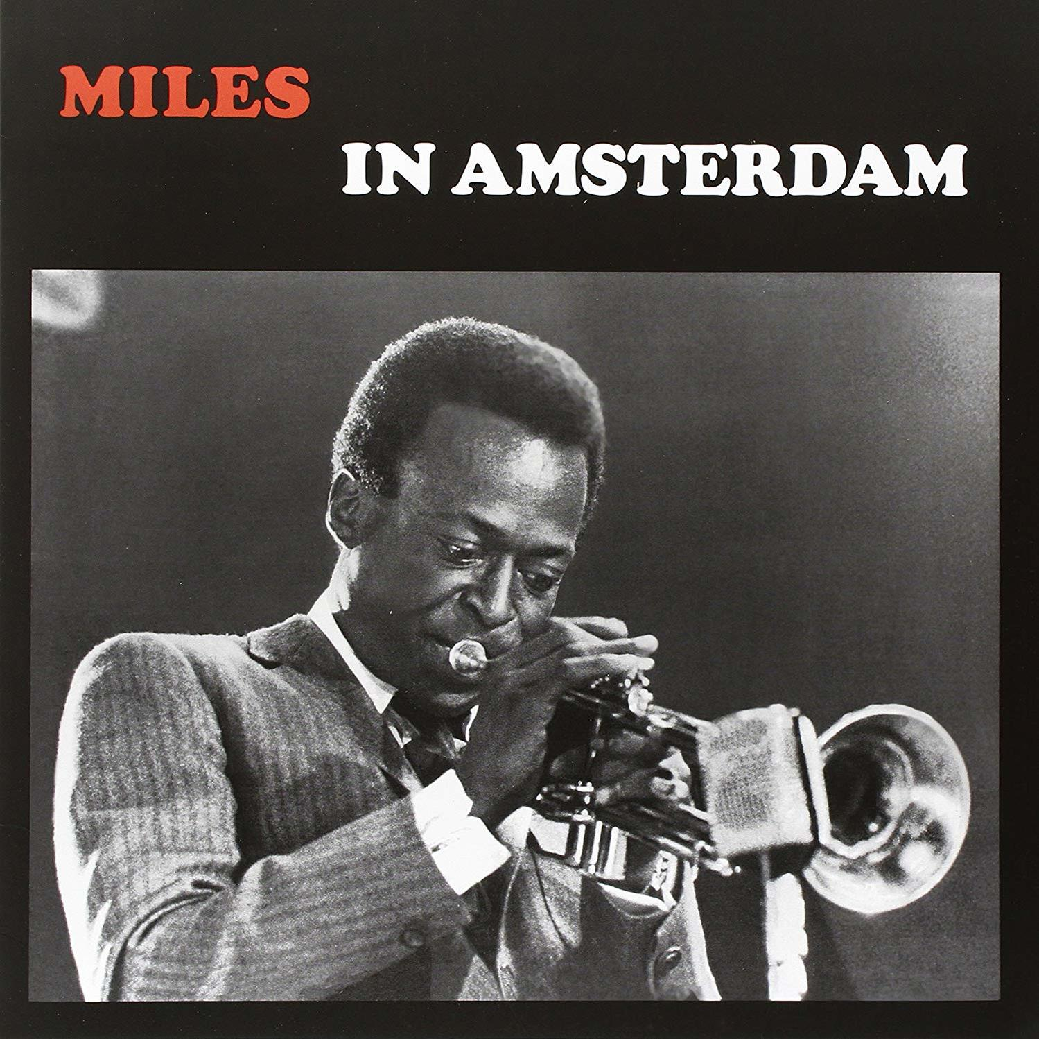 Miles Davis trombitál az album borítóján. Fekete-fehér fotó, "MILES IN AMSTERDAM" felirattal.