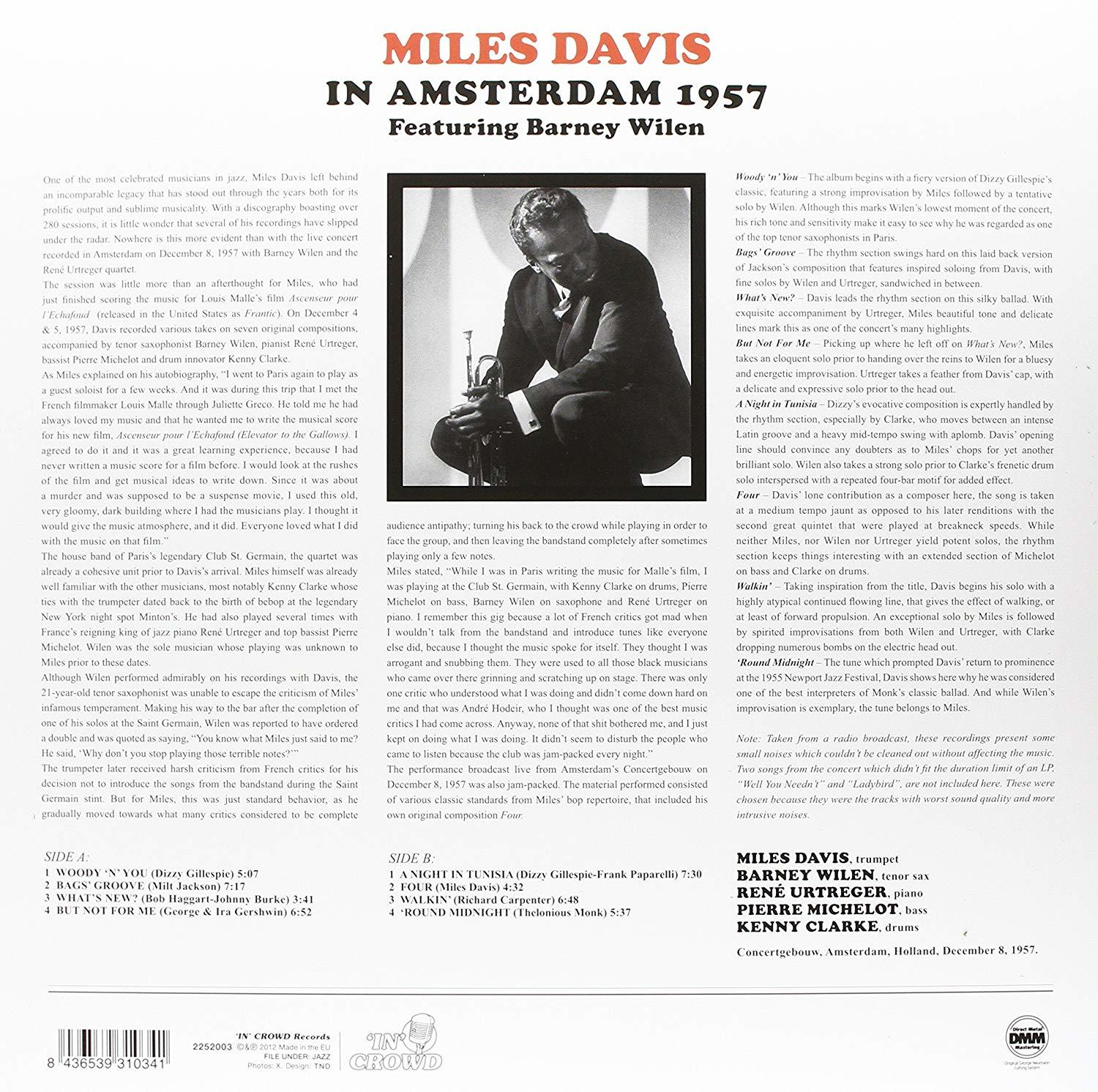 Szöveggel teli oldal Miles Davis-ről Amszterdamban, 1957-ben, fotókkal.