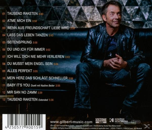 Rückseite einer CD mit einem Mann in Lederjacke auf einer Couch und Titelliste.