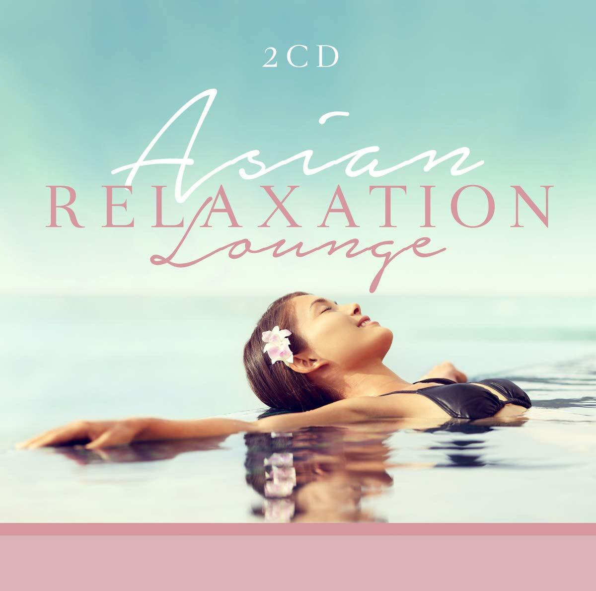 Frau im schwarzen Badeanzug in einem Pool mit einer Blume im Haar. Text 'Asian Relaxation Lounge' ist sichtbar.