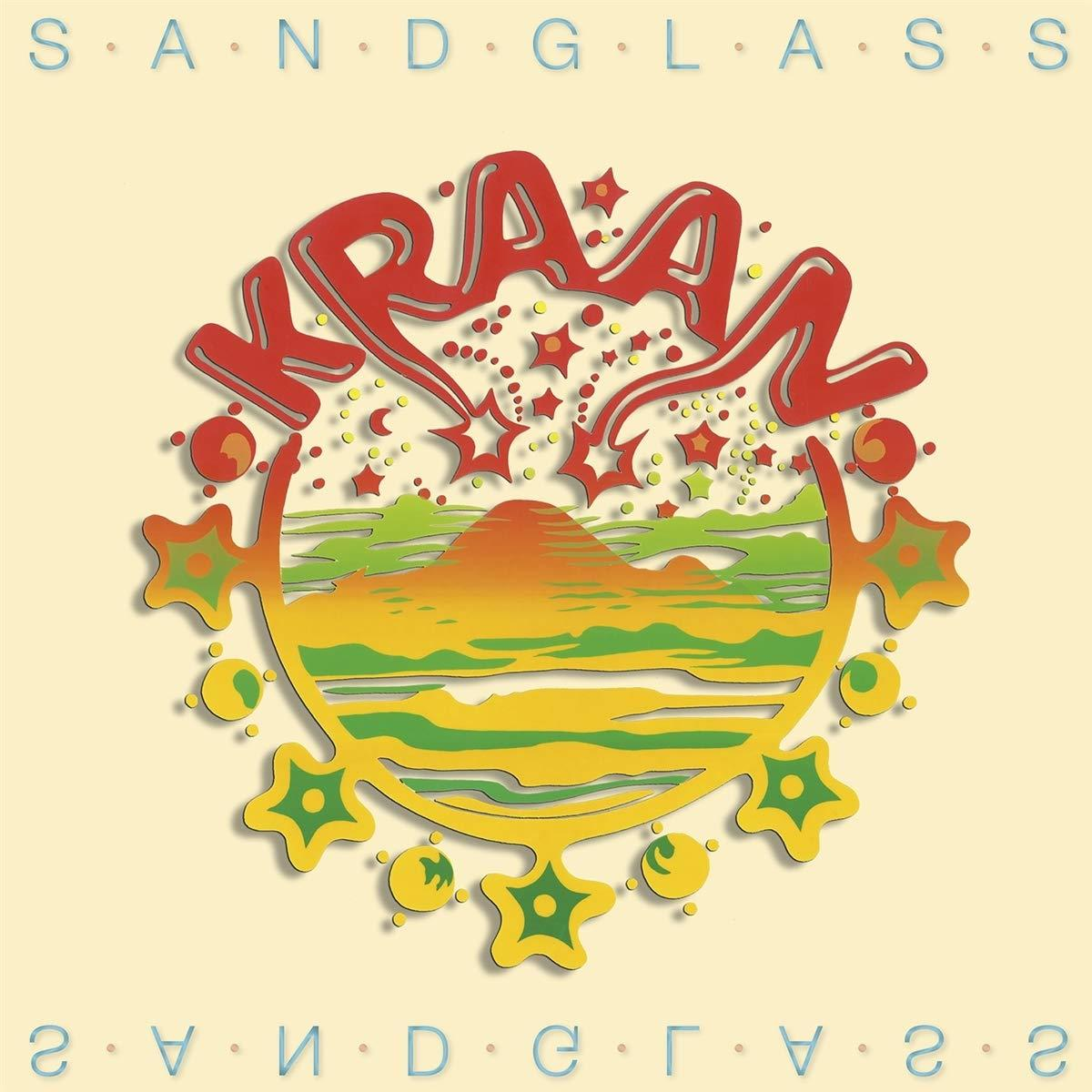 Ein farbenfrohes Logo mit 'KRAA' in roten Buchstaben und Sternen. Text 'SANDGLASS' in einem Kreis.