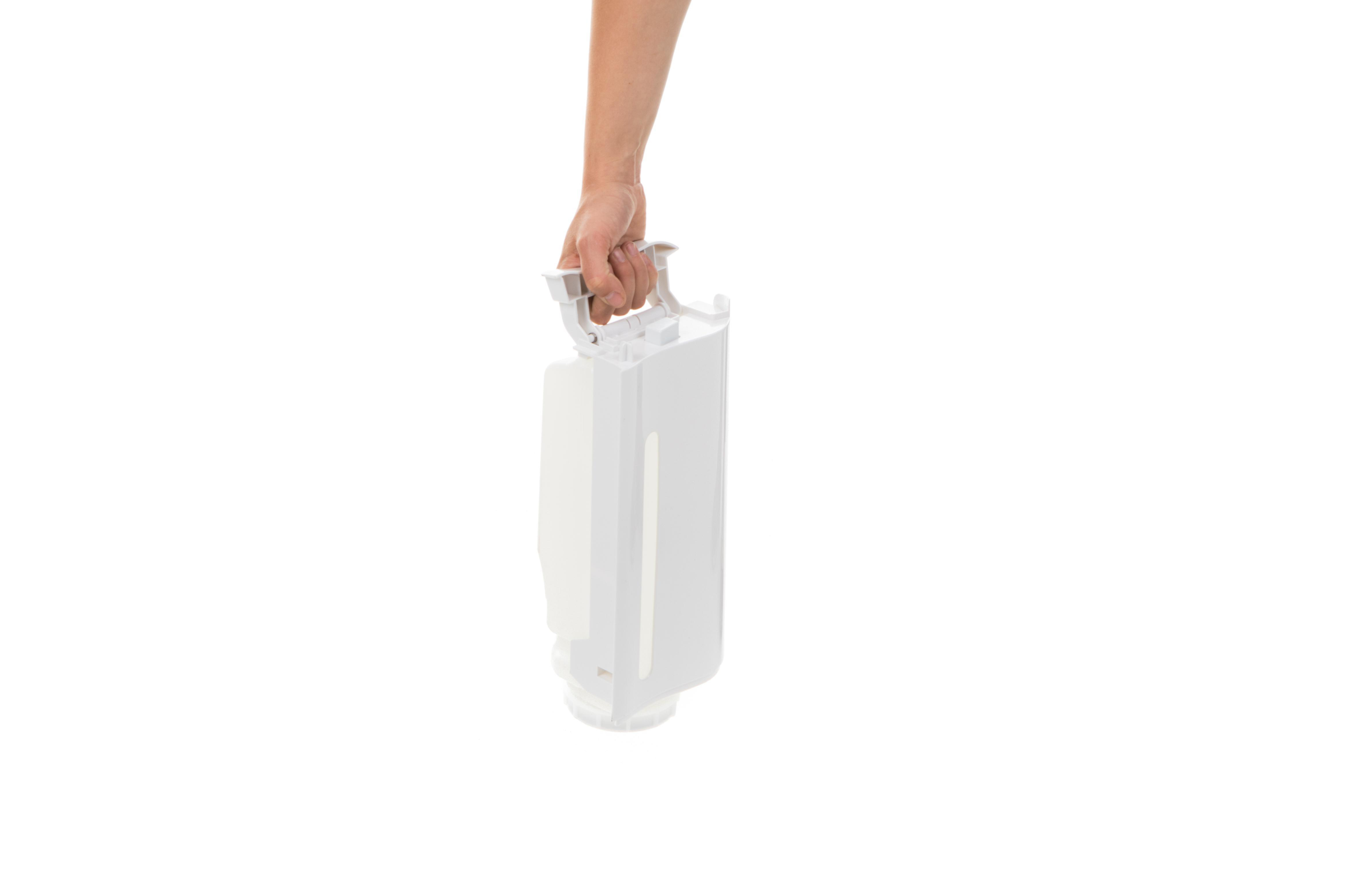 Eine Person hält einen weißen, rechteckigen Wassertank. Der Hintergrund ist weiß.