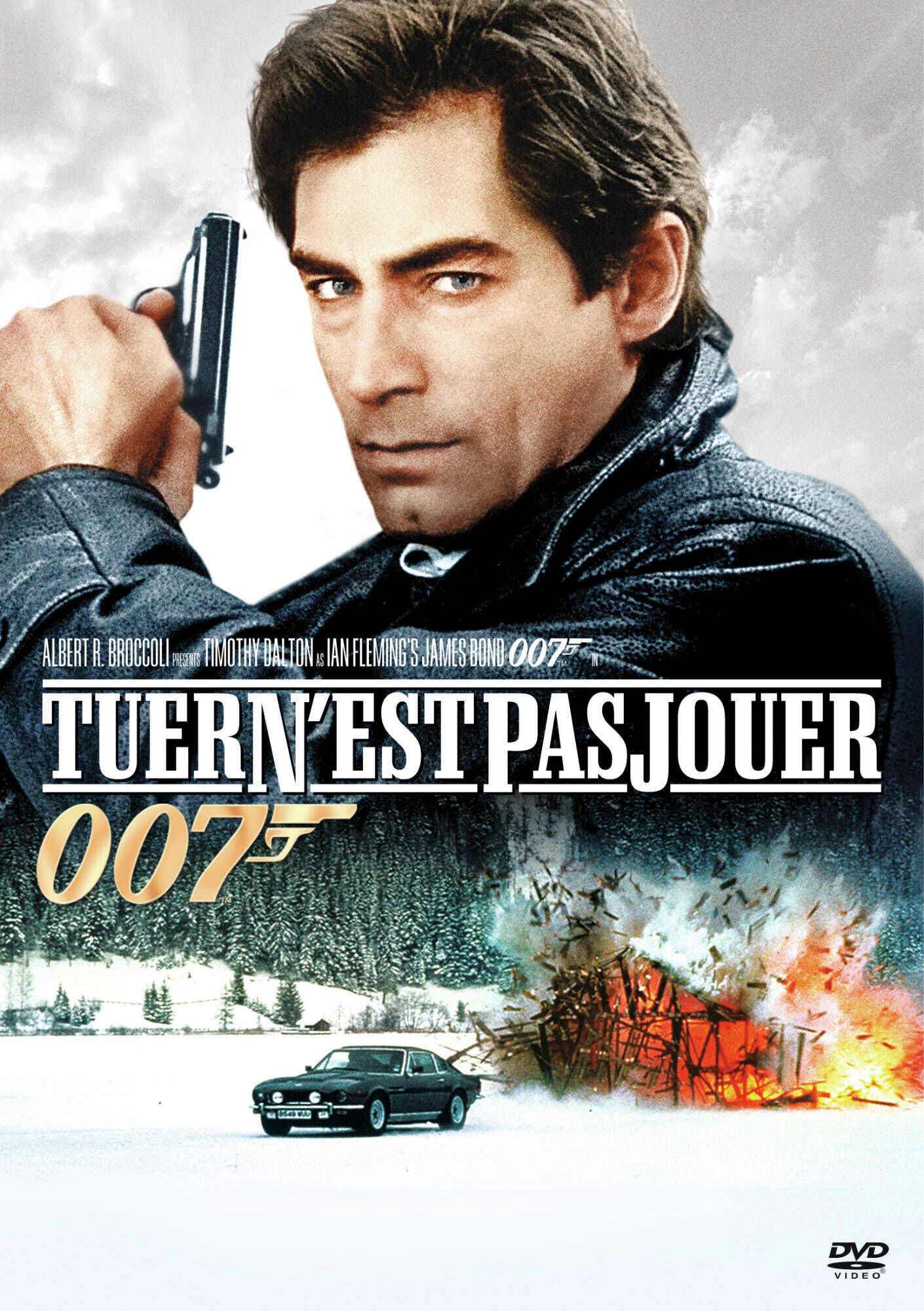 Affiche du film James Bond. Timothy Dalton tenant un pistolet, une voiture, explosion en arrière-plan.