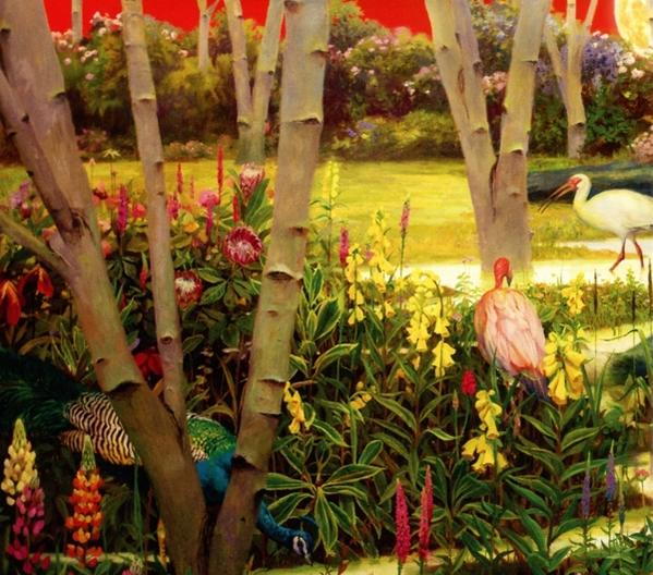 Gemälde eines Gartens mit Bäumen, Blumen, Vögeln und einem Pfau. Roter Himmel und helle Farben.