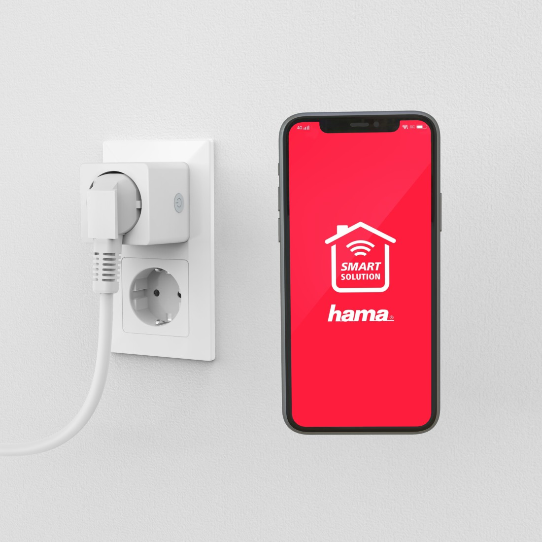 Smart Plug an einer Steckdose neben einem roten Smartphone-Bildschirm mit Logo.