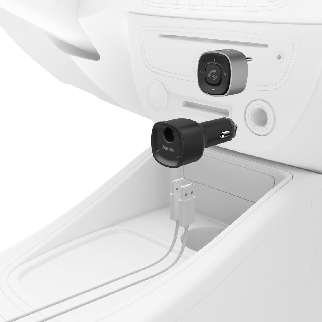 Auto-Interieur: Autoladegerät mit USB-Anschlüssen und Bluetooth-Gerät. Weißes Auto-Interieur.