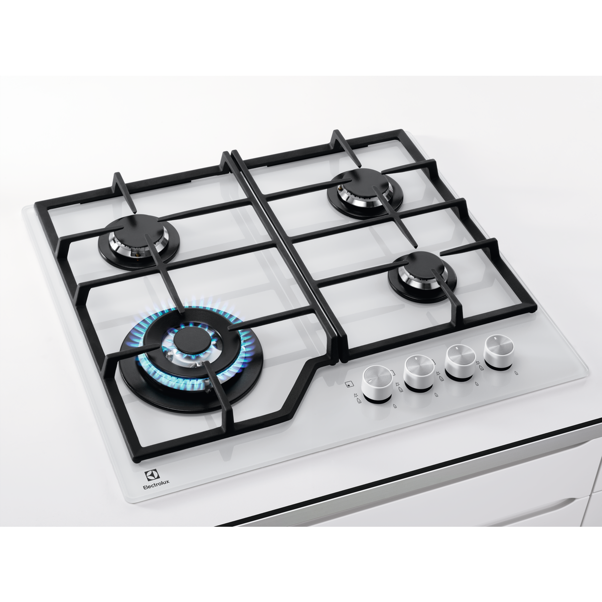 Mavi alevle yanan bir adet dört ocaklı beyaz Electrolux gazlı ocak.