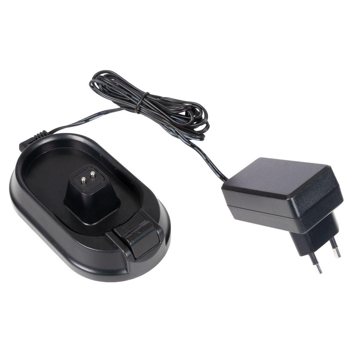 Schwarze Ladestation und Adapter mit schwarzem Kabel, auf weißem Untergrund.