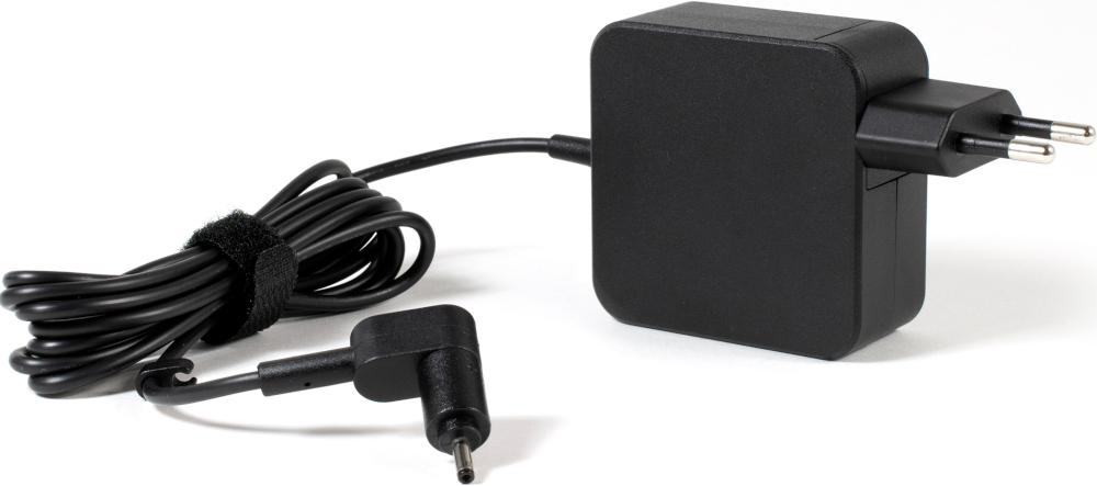 Zwarte laptopoplader met een ronde connector en een Amerikaanse stekker. De kabel is opgerold en vastgezet met klittenband.