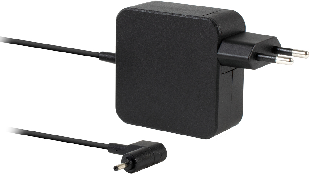 Zwarte voedingsadapter met snoer en connector. Witte achtergrond.