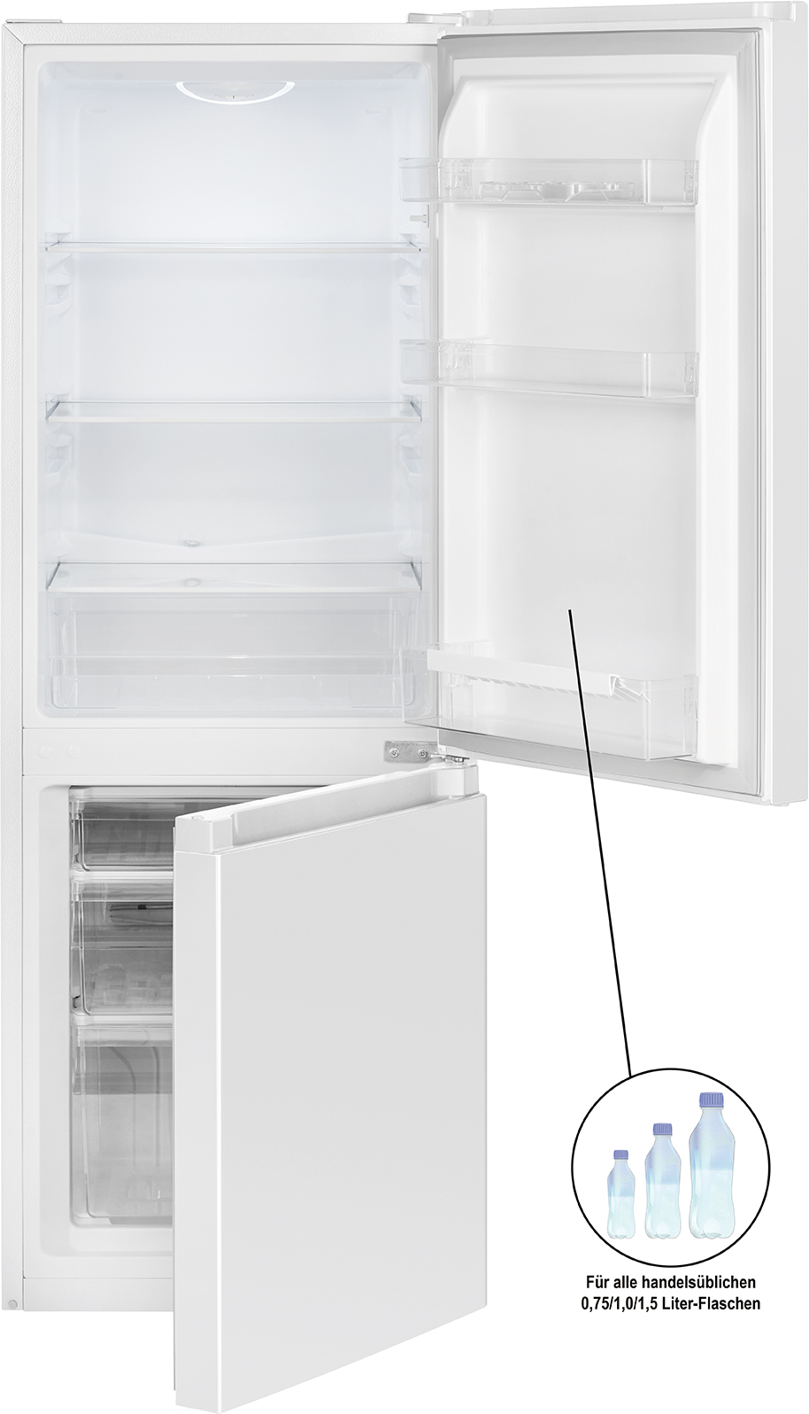 Weißer Kühlschrank, Tür offen. Regale und Schubladen sind sichtbar. Unten rechts Flaschen.