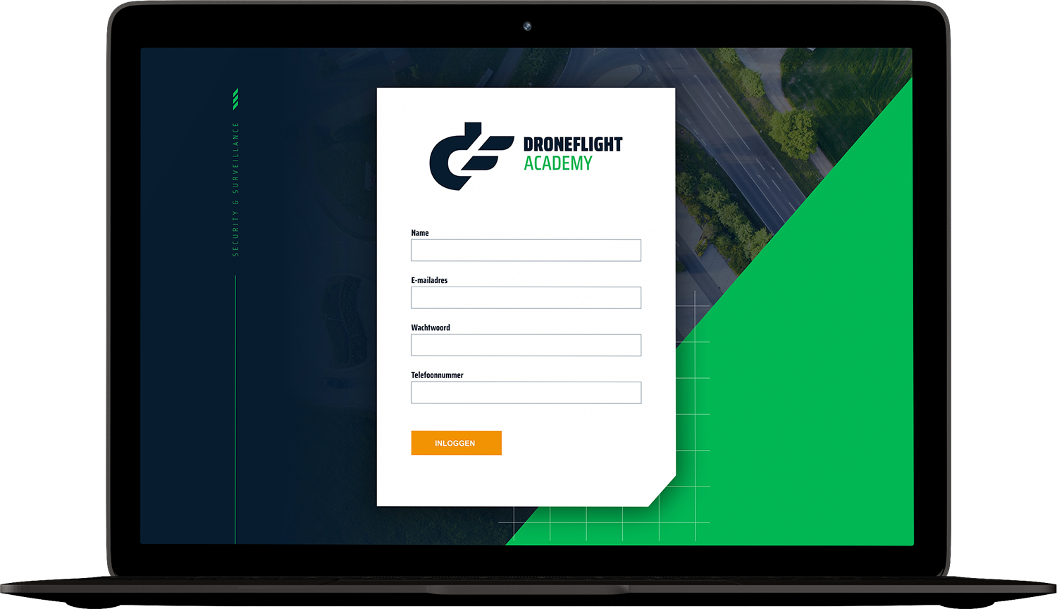 Laptopscherm met een inlogformulier voor Droneflight Academy. Velden voor naam, e-mail, wachtwoord.