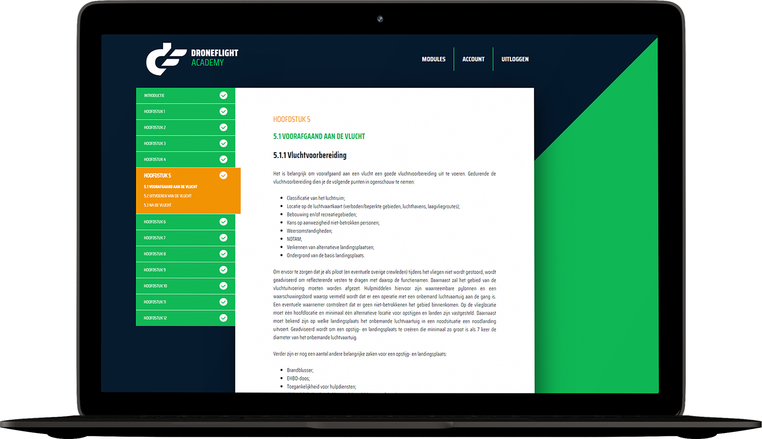 Laptopscherm met webpagina. Tekst in het Nederlands. Droneflight Academy logo en navigatie.