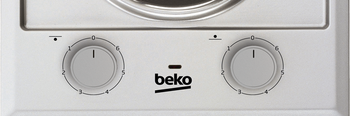 Két tűzhely vezérlőgombjának közeli képe, fehér felület, a 'beko' márkanévvel.