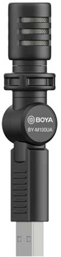 Zwarte microfoon met een USB-connector. De microfoon heeft een mesh bovenkant en de merknaam BOYA is zichtbaar.