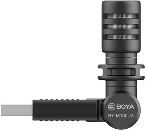 Zwarte Boya BY-M100UA microfoon. USB-C-connector. Cilindrische kop, gaas. BOYA-logo op de basis.