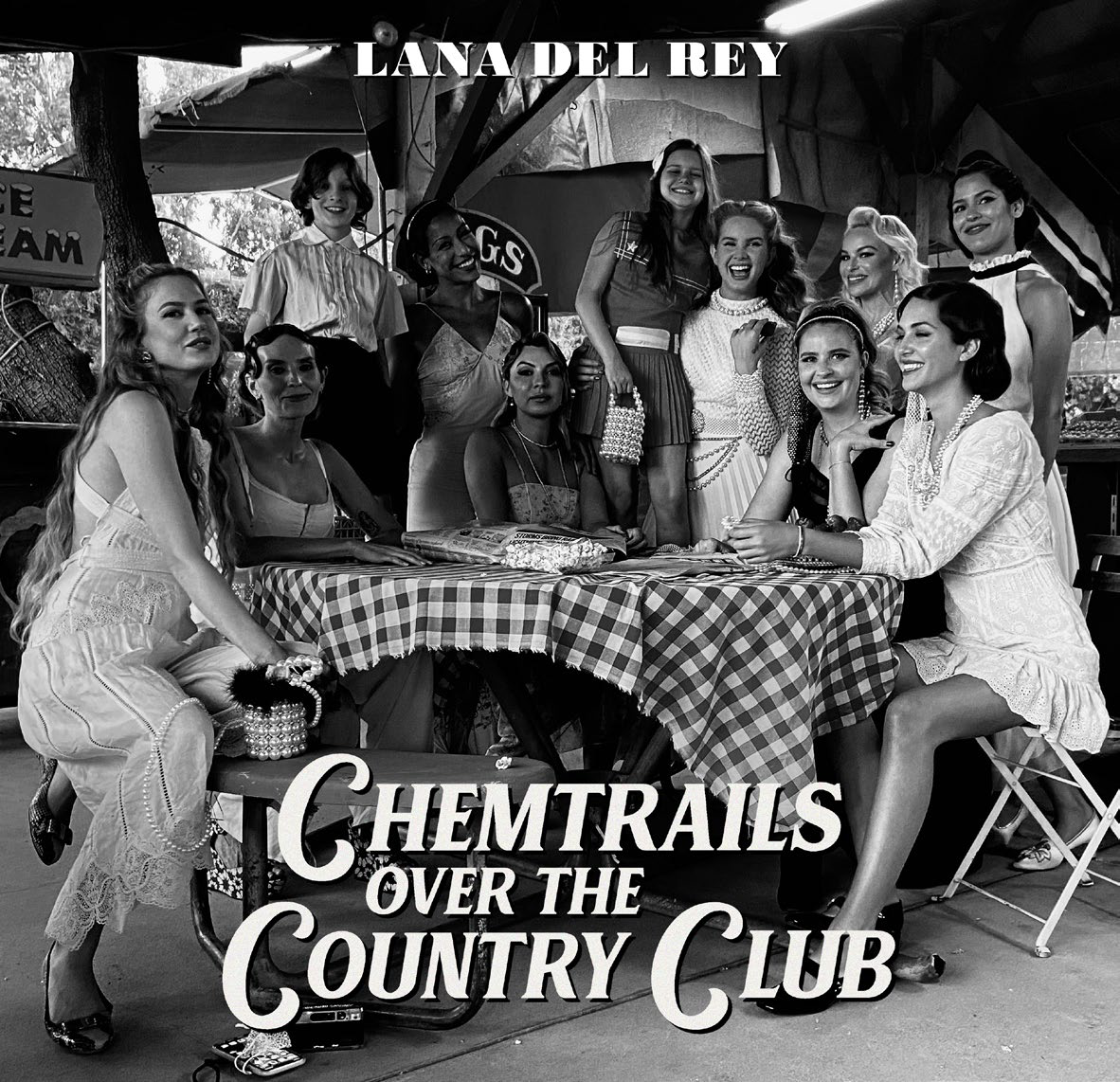 Album borító: Lana Del Rey egy nőcsoporttal egy asztal körül, cím 'Chemtrails Over the Country Club'.