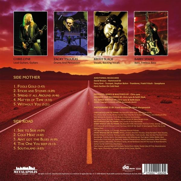 Albumcover mit Bandmitgliedern und Straßenszene. Das Album trägt den Titel 'Side Mother/Side Road'.