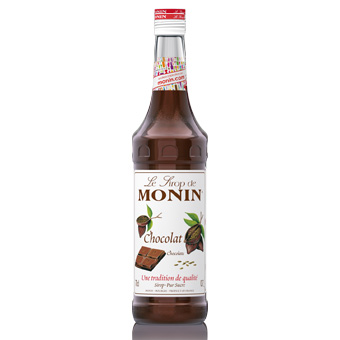 Eine Monin Schokoladensirup-Flasche, braune Flüssigkeit, weißes Etikett, klarer Deckel.
