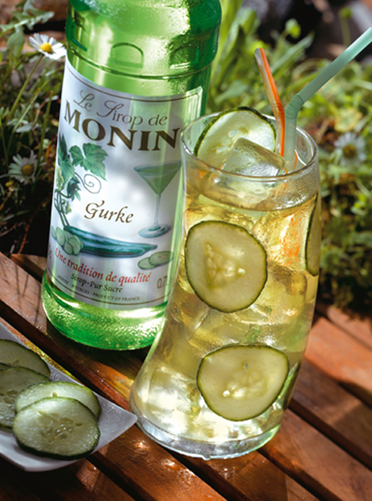 Gurkengetränk mit Monin-Sirup, Gurkenscheiben und Eis im Glas.