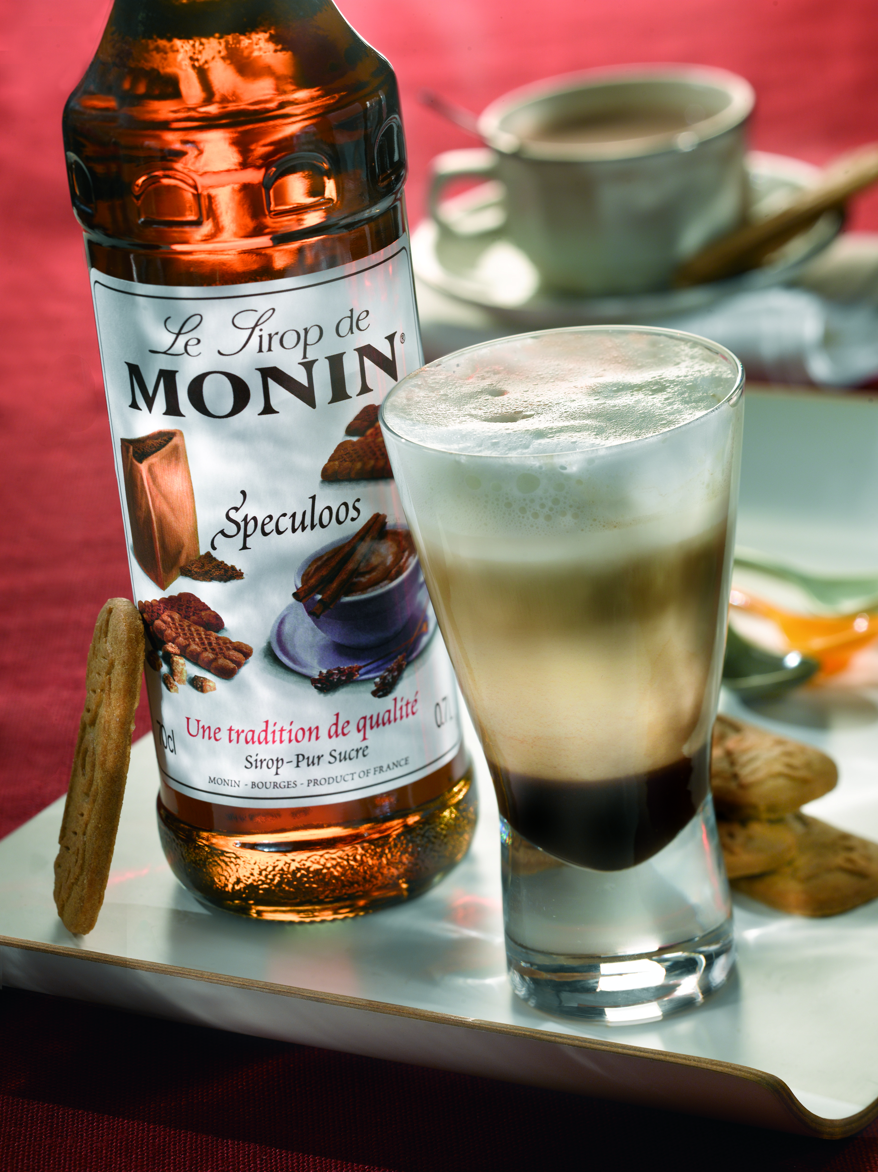 Getränk mit Kaffee- und Cremeschichten. Monin Speculoos Sirup und Kekse.
