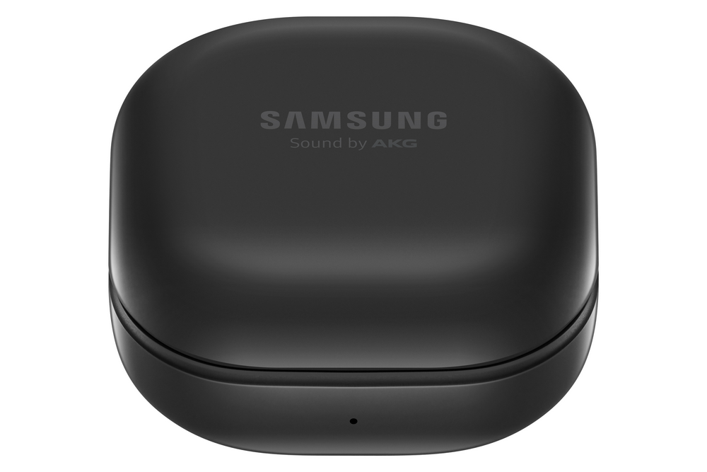 Estuche negro de Samsung Galaxy Buds con el nombre de la marca y el logotipo sobre un fondo blanco.