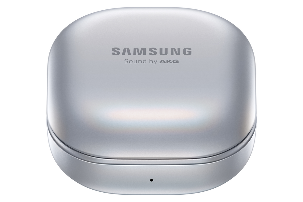 Estuche de carga plateado y redondeado para auriculares. La marca Samsung es visible en la parte superior.