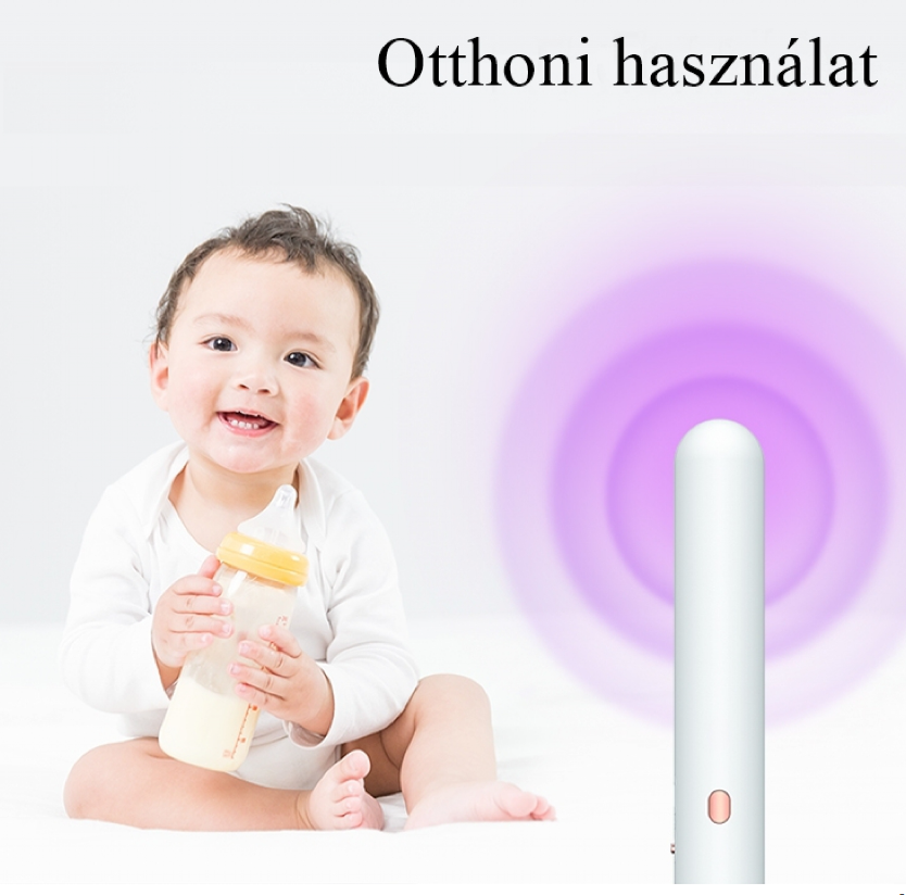 Egy baba mosolyog és egy cumisüveget tart, sterilizáló eszközzel és magyar nyelvű szöveggel.