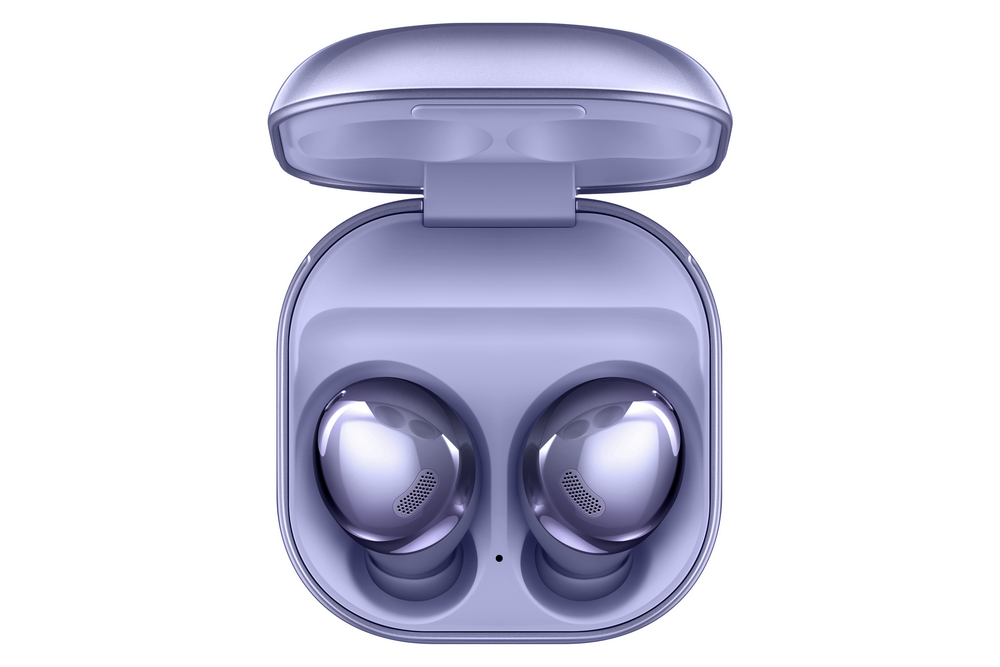 Estuche de auriculares lavanda abierto con dos auriculares plateados dentro.
