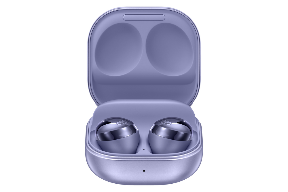 Auriculares morados en un estuche de carga morado, abierto, sobre fondo blanco.